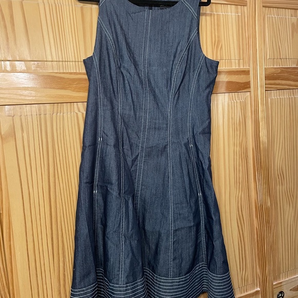Maggy London Dresses & Skirts - Maggy London Denim Dress-Flattering Silhouette 😍